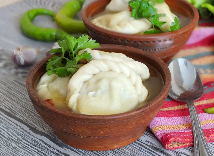 1. Этап. Мантапур: Отдельно подайте сметану, зелень и толченый чеснок. Приятного аппетита!