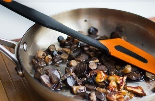 1. Этап. Салат из кальмаров вкусный: 3. На среднем огне жарьте грибы с луком до готовности. Посолите и поперчите в процессе.