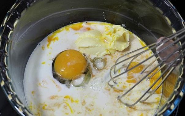 1. Этап. Домашний рецепт блинов: Смешайте молоко, масло, яйца, сахар и ванилин.