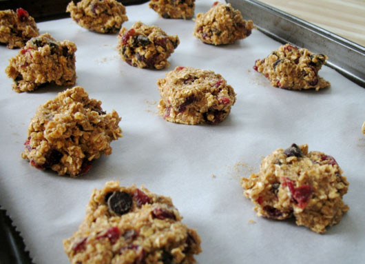 1. Этап. Овсяное печенье с клюквой: 2. Еще раз качественно перемешайте, начните формировать печенье. Выпекаем в разогретой до 180 градусов духовке, пока не приобретут золотистый цвет. У меня на это ушло всего 13 минут.