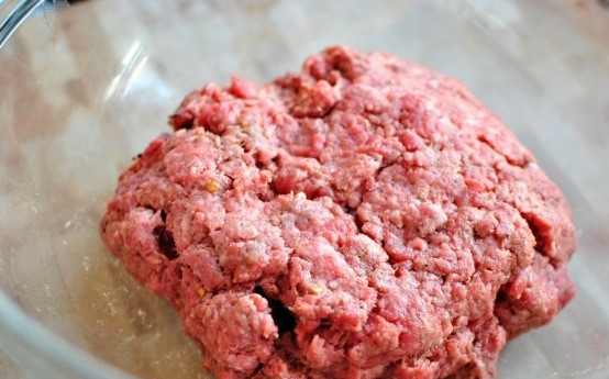 1. Этап. Котлеты для бургеров на сковороде: Тщательно перемешайте фарш, чтобы он стал однородным и впитал в себя кетчуп. Не ленитесь, чем лучше замесите фарш - тем нежнее получатся котлеты для бургеров.