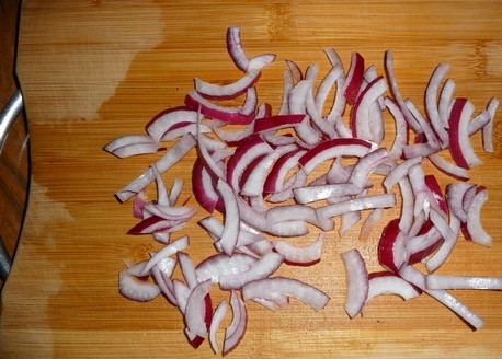 1. Этап. Салат из капусты с перцем: Режем лук.