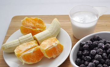 1. Этап. Черничный смузи с бананом и кокосовым молоком: 1. Подготовим ингредиенты. Чернику моем и даем время немного обсохнуть. Апельсин очищаем от цедры и белых пленок.