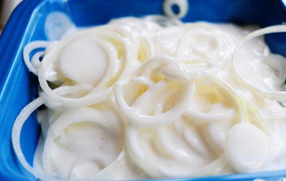 1. Этап. Салат со стейком: 2. Чтобы приготовить луковые колечки, очень тонко нарезать лук кольцами. Поместить в форму для выпечки, залить пахтой и дать постоять примерно 1 час.