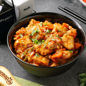 Курица тушёная в кисло-сладком соусе с болгарским перцем