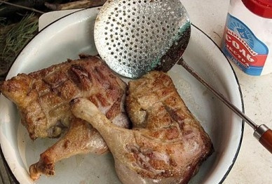 1. Этап. Утка, тушенная с картошкой в казане: Обжариваем куски утки с двух сторон до красивой румяной корочки, убираем её из казана в другую посуду. А в казан выкладываем кусочки утиного жира.