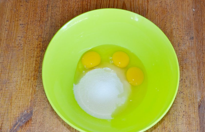 1. Этап. Торт с корицей: Для начала займемся тестом. Яйца соедините с сахаром и взбейте.