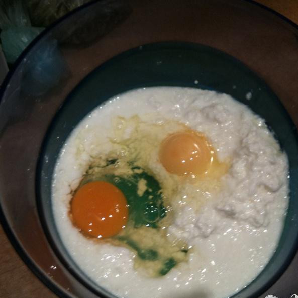 1. Этап. Оладушки на кислом молоке: Добавляем 2 яйца, соль по вкусу, столовую ложку сахара и перемешиваем. После этого - добавляем муку.