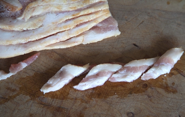 1. Этап. Салат Признание: Бекон нужно нарезать вот такими полосочками длиной около 2 см и шириной около 0,5 см.