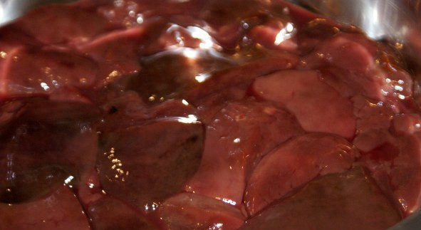 1. Этап. Паштет из печени индейки: 1. Я очень часто готовлю домашние паштеты - это и вкусно, и полезно, и можно сделать на праздничный стол или в качестве закуски и перекуса. На этот раз решила взять индюшиную печень и не пожалела - готовится быстро и по вкусу очень нежная.