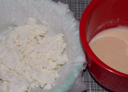 1. Этап. Готовим сыр Филадельфия в домашних условиях: 7. Когда у вас в марле образуется творог - добавьте соус к нему и начните взбивать.