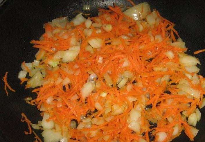 1. Этап. Картошка с тушенкой: В сковородку нальем масла. Сначала обжарим лук до золотистой корочки, следом забросим морковь. Жарить на среднем огне, периодически помешивая, около 10 минут.