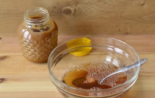 1. Этап. Коврижка с орехами: 3. Тщательно перемешайте, пока масса не станет однородной. Добавьте растительное масло без запаха.