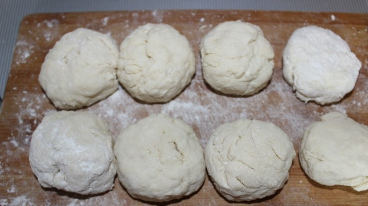 1. Этап. Кыстыбый (рецепт теста): 2. Тесто оставьте на полчаса, затем разделите его на 12 частей.