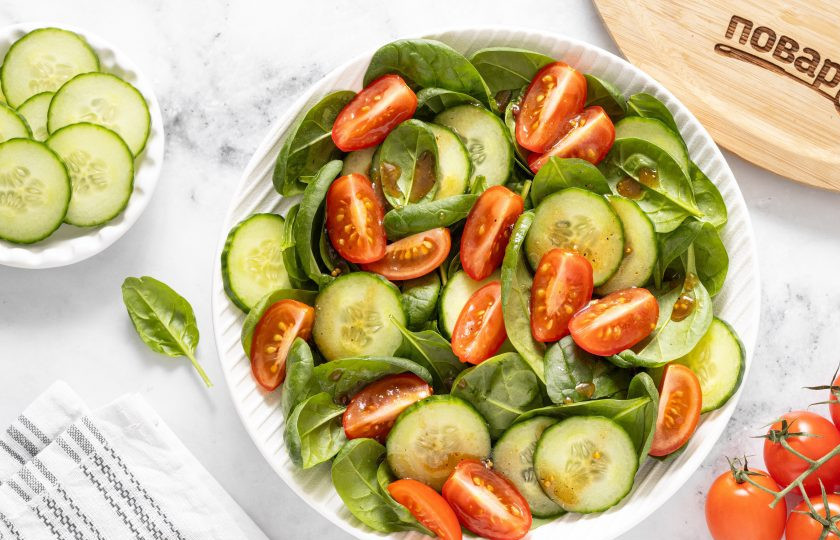 1. Этап. Салат со шпинатом, помидорами и огурцами: Полейте салат сверху заправкой.