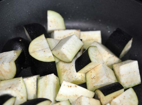 1. Этап. Баклажаны в воке: Очень хорошо разогреваем вок с растительным маслом и обжариваем баклажаны, все время перемешивая, минуты 4-5. Баклажаны должны стать легкого золотистого цвета.