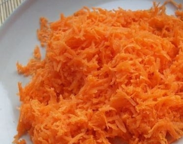 1. Этап. Жареные куриные сердечки со сметаной: Морковку почистите, натрите на мелкой терке.