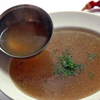 1. Этап. Овощной бульон в пароварке: Через час бульон будет почти готов. Остается сделать следующее. Аккуратно достаем марлю с овощами из пароварки и, не доставая их из марли, при помощи толокуши выжимаем из овощей максимальное количество овощного сока. Выжимаем, естественно, над какой-нибудь миской. Теперь овощи можно выбросить, а выжатый овощной сок смешать с бульоном. Сдобренный соком бульон вновь доводим до кипения, регулируем на соль-перец и снимаем с огня. Даем настояться минут 10 под крышкой - и все, овощной бульон в пароварке готов! :)