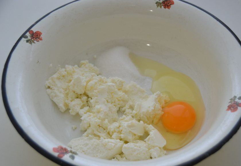 1. Этап. Пирог с грушами и сливами: Выложите в миску творожный сливочный сыр, вбейте 1 яйцо, добавьте 0,5 пакетика ванильного сахара и 1 ст. ложку обычного сахара.