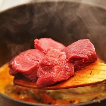 1. Этап. Жаркое из конины: Конину нарезаем на крупные кубики и кладем в в овощное пюре.