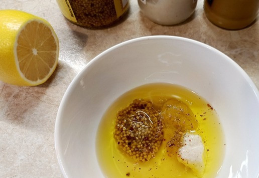 1. Этап. Салат Кутузов с индейкой: Сначала приготовить заправку из растительное масла, сока лимона, двух видов горчицы и хрена. Размешать до состояния эмульсии.