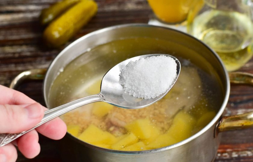 1. Этап. Рассольник по-россошански: Затейте все водой, добавьте соль. Отправьте кастрюлю на огонь. Варите бульон 40 минут. Только когда он начнет закипать, не забудьте собрать пену.