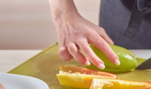 1. Этап. Фаршированные перчики: Перчики почистить от семян и нарезать пополам.