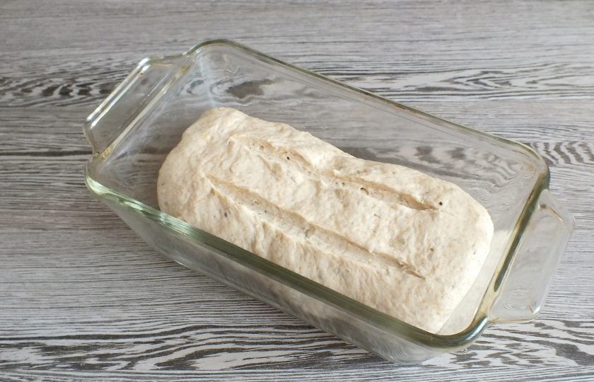 1. Этап. Хлеб Гурман: Прямоугольную форму смажьте растительным маслом. Переложите в нее тесто. Сделайте сверху два продольных разреза, прикройте полотенцем и оставьте на 30 минут. По истечении времени поставьте форму с тестом выпекаться в разогретую до 220 градусов духовку на 10 минут, после убавьте температуру до 180 градусов и выпекайте еще 30 минут.