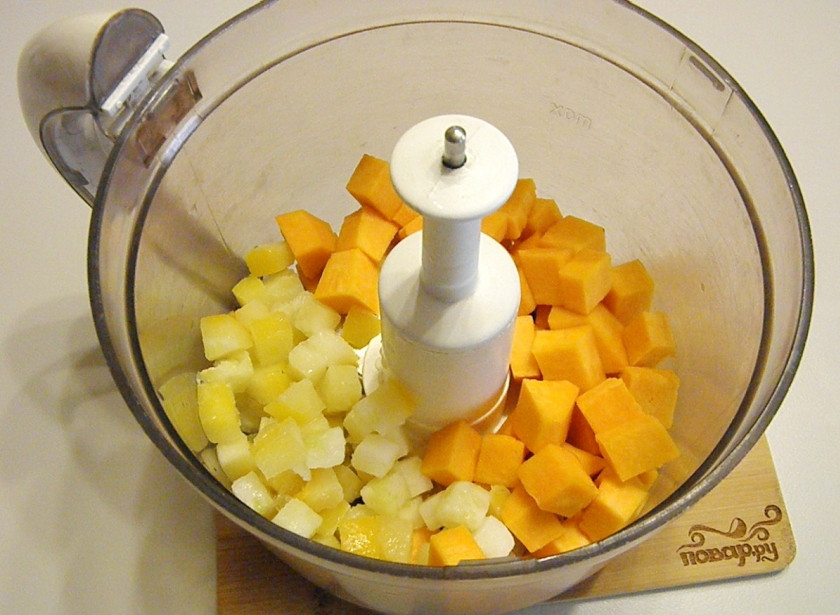 1. Этап. Постные котлеты из кабачков и тыквы: Вымойте тщательно тыкву, снимите с неё кожуру, порежьте её кубиками, как и кабачок. Сложите овощи в блендер, измельчите их.