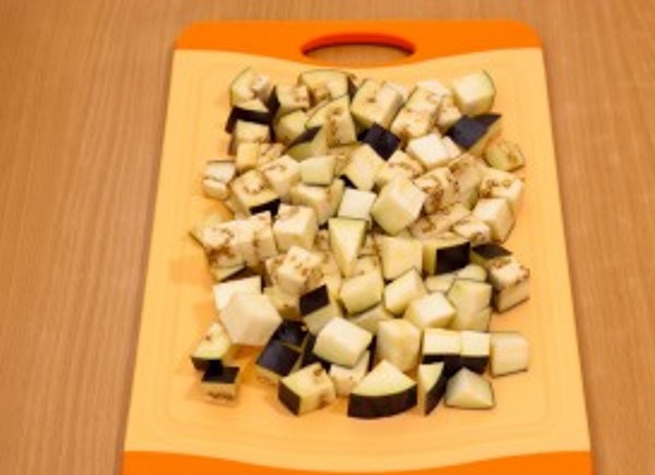 1. Этап. Баранина в духовке в рукаве: Так же поступите и с баклажанами.