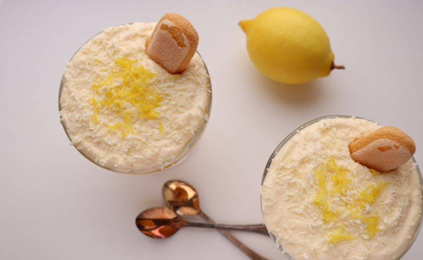 1. Этап. Лимонный тирамису: Верх готового десерта украсьте белым шоколадом и цедрой лимона. Уберите тирамису на 3-4 часа в холодильник. Приятного аппетита!