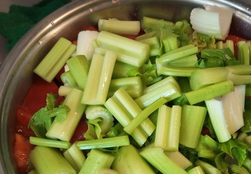 1. Этап. Кетчуп А-ля Хайнц: Порезать сельдерей. Если есть красный жгучий перец, то тоже порезать. Пропустить через мясорубку вместе с помидорами. Если свежего перца нет, то будем добавлять красный молотый перец в конце приготовления кетчупа.