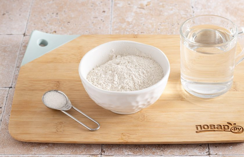 1. Этап. Закваска из ржаной муки для кваса: Подготовьте все ингредиенты.