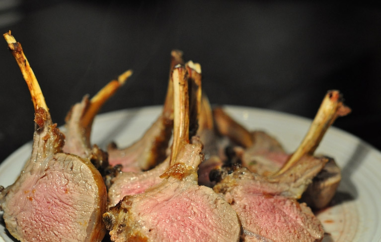 1. Этап. Каре из баранины: Острым ножом разрезаем на кусочки.