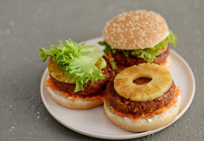 1. Этап. Бургер с ананасом: На котлету положите колечко ананаса и салат, затем верхнюю часть булочки. Её тоже слегка смажьте майонезом.