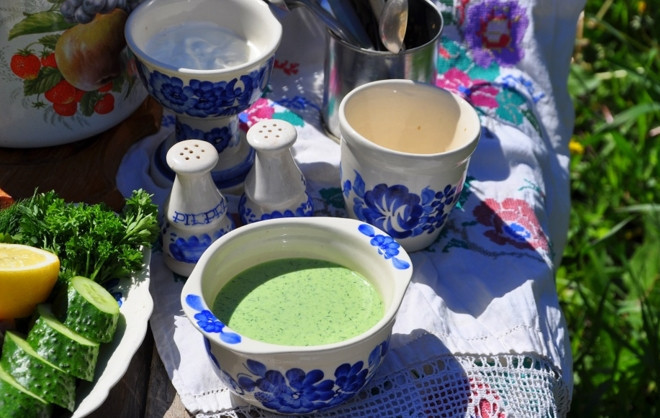 1. Этап. Холодный огуречный суп на йогурте: 3. Отправляю суп для охлаждения на несколько часов в холодильник, а если использую охлажденные кефир и йогурт, тогда можно и сразу на стол. Перед подачей переливаю в супницу и вливаю холодную очищенную воду, перемешиваю.