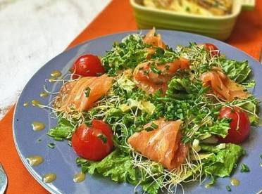 1. Этап. Салат с фенхелем: Смешиваем салат с соусом. Выкладываем на порционную тарелку, добавляем половинки помидорок и тонко нарезанные кусочки лосося. Посыпаем нарезанным зеленым луком.