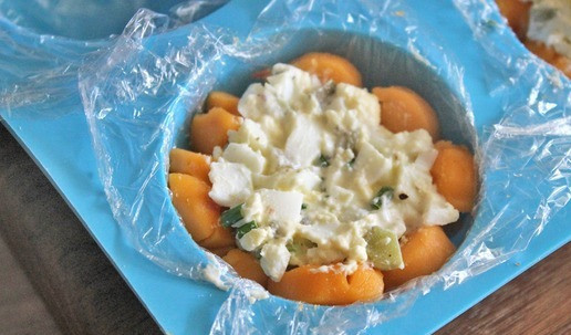 1. Этап. Закуска «Тайна»: Яичной начинкой заполнить форму, выложенную кусочками плавленого сыра