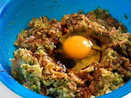 1. Этап. Котлеты из креветок: 5. Получившуюся массу тщательно перемешиваем. Затем вбиваем яйцо и вливаем соевый соус. Снова перемешиваем все компоненты. Чтобы фарш был нужной консистенции, и из него можно было вылепить котлеты, всыпаем полстакана панировочных сухарей и подливаем немного молока. Еще раз тщательно перемешиваем.