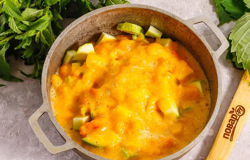 1. Этап. Кабачки в персиковом соке на зиму: Влейте персиковый сок с мякотью и перемешайте. Поместите емкость на плиту и доведите ее содержимое до кипения. Убавьте нагрев и томите еще 15 минут.