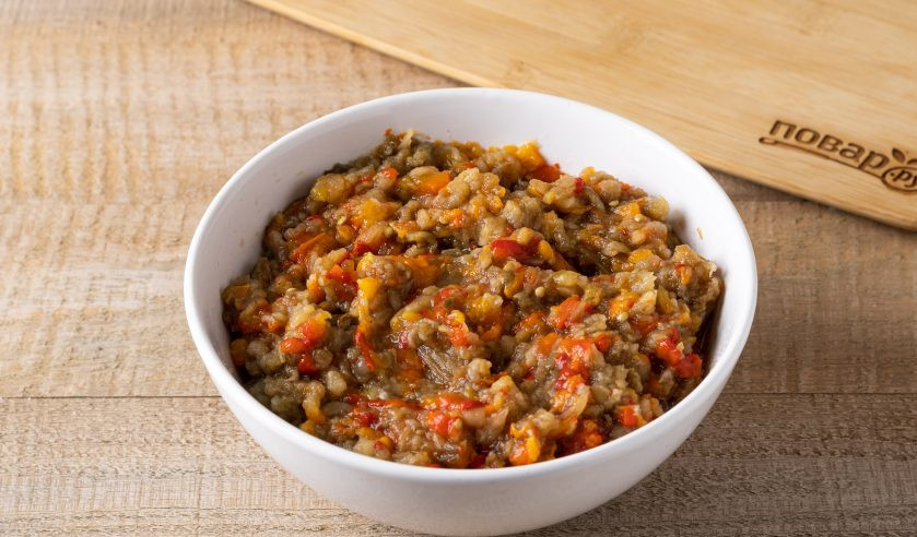 1. Этап. Айвар с баклажанами на зиму: Измельчите овощи через мясорубку. Я использую насадку с крупными отверстиями, потому что хочу сохранить текстуру. Также можно мелко-мелко порубить их ножом. Погружной блендер я не рекомендую использовать, получается невкусно.