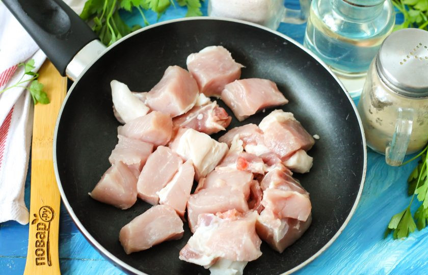 1. Этап. Жареха из свинины: Свинину промойте в воде, срежьте мякоть и нарежьте порционными кубиками среднего размера. Прогрейте на сковороде растительное масло и выложите в него мясную нарезку. Обжарьте на среднем нагреве примерно 6-8 минут до румяной корочки, время от времени перемешивая.