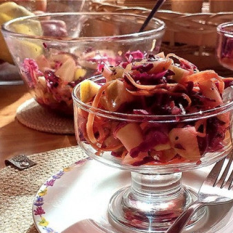 Овощной салат с киви и яблоком