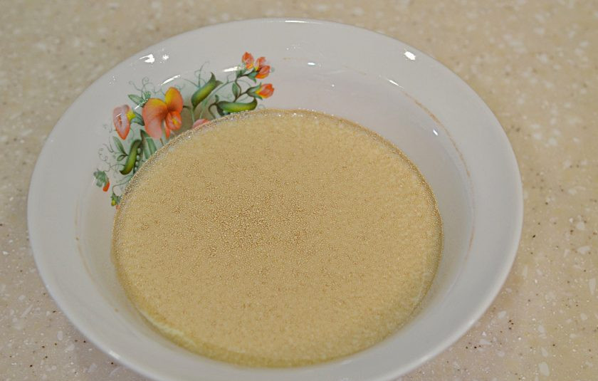 1. Этап. Панкейки с кокосовой мукой: В теплое молоко добавьте сахар и дрожжи. Дождитесь пенной шапочки.