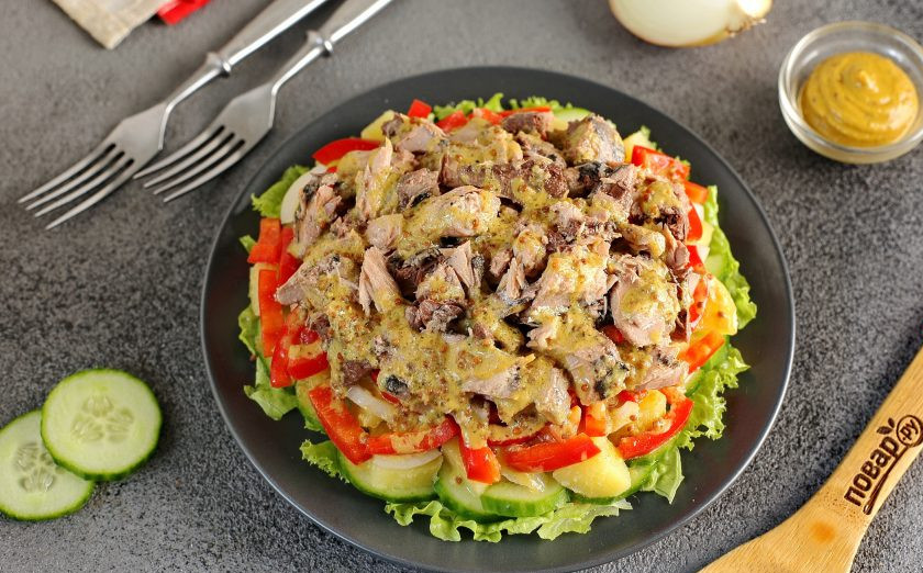 1. Этап. Диетический салат с консервированным тунцом: Для заправки соедините масло, горчицу и 2-3 ст.л. сока от тунца. Полейте салат заправкой и подайте к столу. Приятного аппетита!