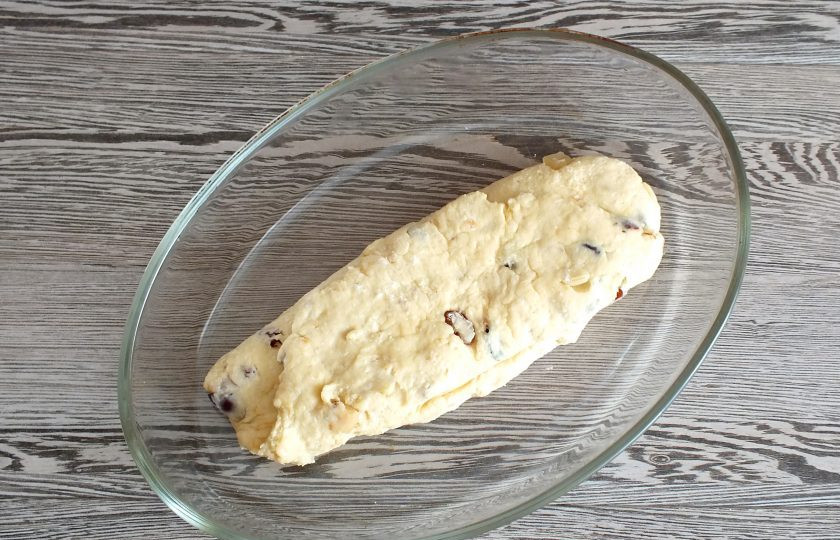 1. Этап. Кекс Штоллен: Заготовку кекса переложите в форму для выпечки. Поставьте выпекаться в разогретую до 180 градусов духовку на 40-45 минут.