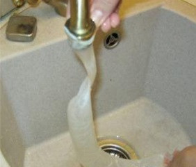 1. Этап. Домашняя колбаса из свинины: 4. Еще один довольно важный нюанс - это кишки. Их необходимо тщательно очистить, промыть и порезать на кусочки длиной около 25-30 сантиметров, чтобы было удобнее начинять. Можно оставить их в слабом спиртовом или содовом растворе, а затем снова хорошо промыть.