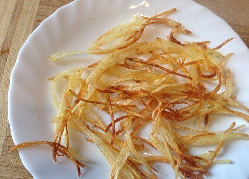 1. Этап. Глухариное гнездо: И обжарим на хорошо разогретой с растительным маслом сковороде до румяного цвета. Жарим в два этапа, у вас должно получиться два вот таких решетчатых пласта.