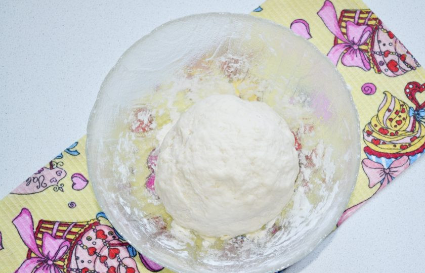 1. Этап. Хычины на кефире: Замесите однородное тесто, которое не липнет к рукам.