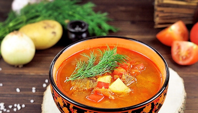 1. Этап. Шорпо: В конце добавьте измельчённый чеснок, специи и соль по вкусу. Дайте шорпо настояться 15 минут. При подаче добавьте зелень. Приятного аппетита!